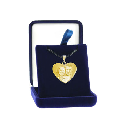 Pendentif en forme de cœur doré avec photo gravée d’un couple, présenté dans un écrin bleu. Cadeau romantique à personnaliser.