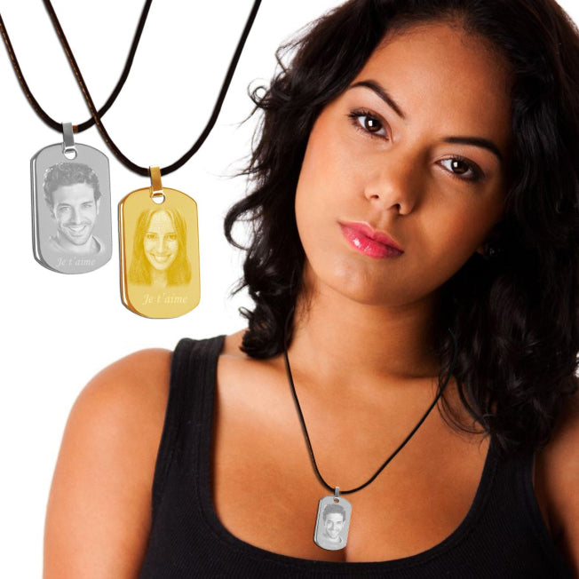 Pendentifs rectangulaires gravés avec photo et texte, portés autour du cou. Cadeaux personnalisés en finition or ou argent.