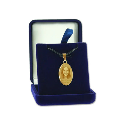 Pendentif Ovale Doré Personnalisable – Gravure photo et texte offerte pour un bijou souvenir unique. Livré dans un écrin bleu nuit élégant, prêt à offrir.