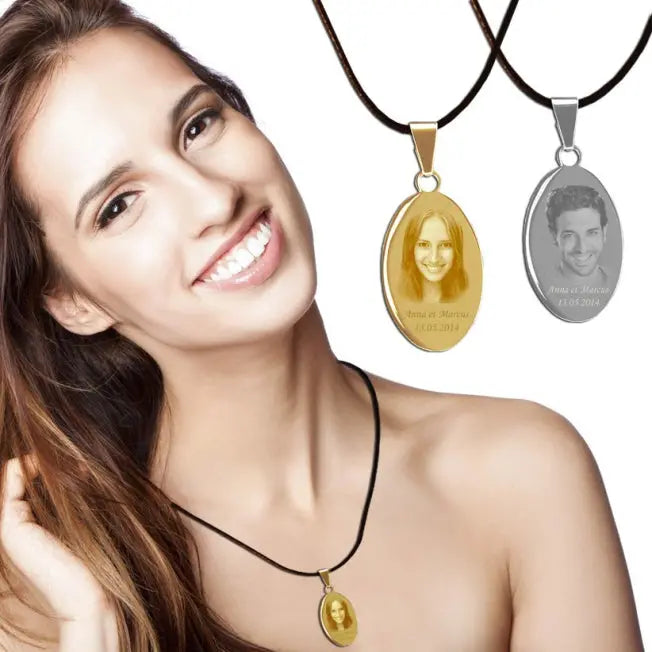 Jeune femme souriante portant un pendentif ovale doré personnalisé avec photo gravée, accompagné de deux modèles visibles : or et argent sur cordon noir.