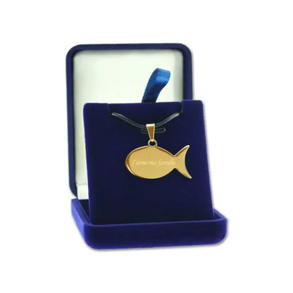 Pendentif poisson doré à personnaliser avec gravure, présenté dans un écrin bleu nuit, idéal comme cadeau symbolique et affectueux.