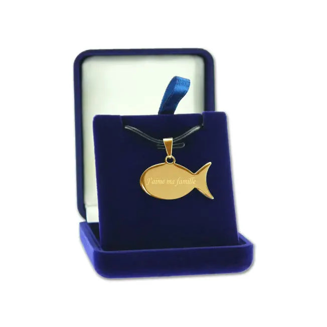 Pendentif poisson doré à personnaliser avec gravure, présenté dans un écrin bleu nuit, idéal comme cadeau symbolique et affectueux.