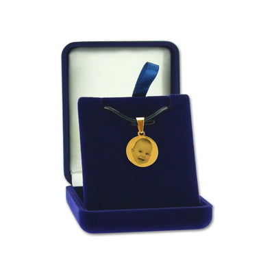 Pendentif Rond Doré Personnalisable – Cadeau unique gravé avec une photo de votre choix. Idéal pour un souvenir précieux, livré dans un écrin bleu nuit raffiné.