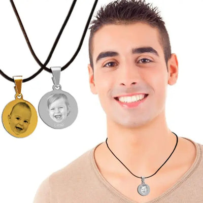 Pendentif rond en métal doré ou argenté porté par un homme, avec gravure photo d’enfant – idée de cadeau personnalisé touchant pour papa.