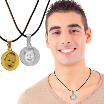 Pendentif rond en métal doré ou argenté porté par un homme, avec gravure photo d’enfant – idée de cadeau personnalisé touchant pour papa.