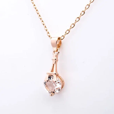Détail du pendentif or rose en forme de Tour Eiffel, orné d’un cristal Swarovski®. Bijou féminin à offrir dans un écrin personnalisé.
