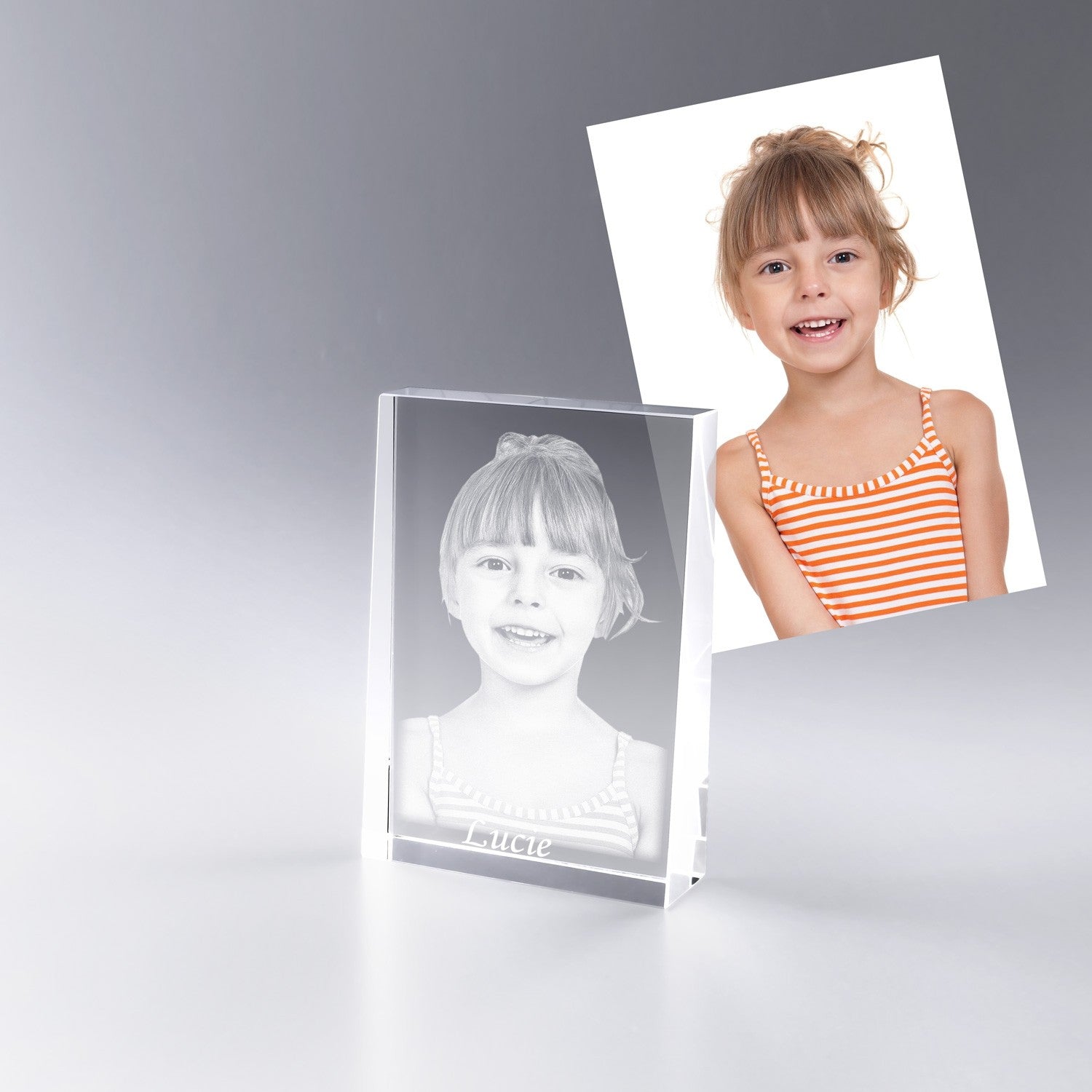 Bloc en verre trapèze vertical avec gravure 2D d'une photo d'enfant et prénom personnalisé, pour un souvenir tendre et lumineux.