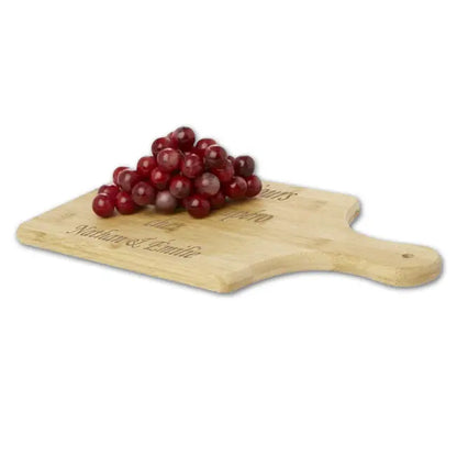 Apportez une touche personnelle à vos apéros avec cette planche à découper gravée. Idéale comme cadeau personnalisé et authentique.
