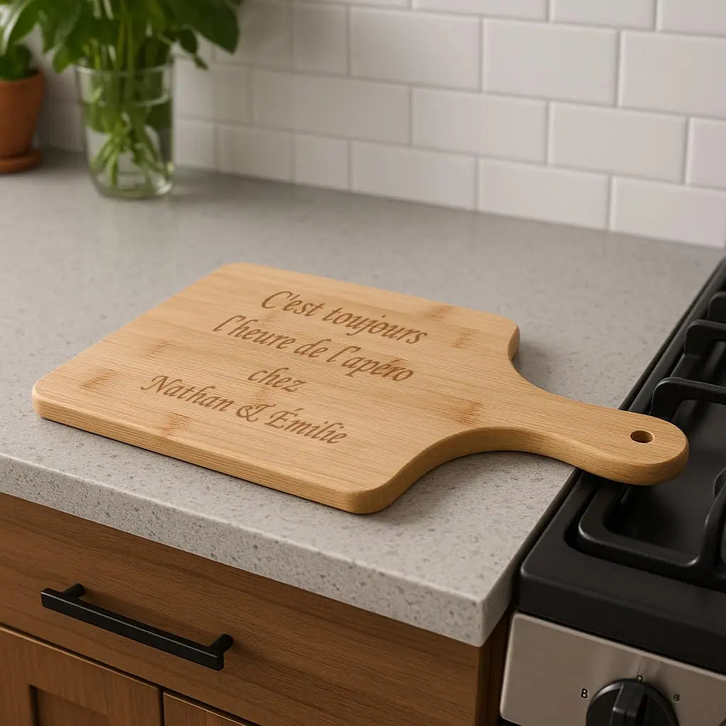 Personnalisez votre planche à découper en bambou avec un message gravé. Un cadeau pratique et déco pour une cuisine unique.