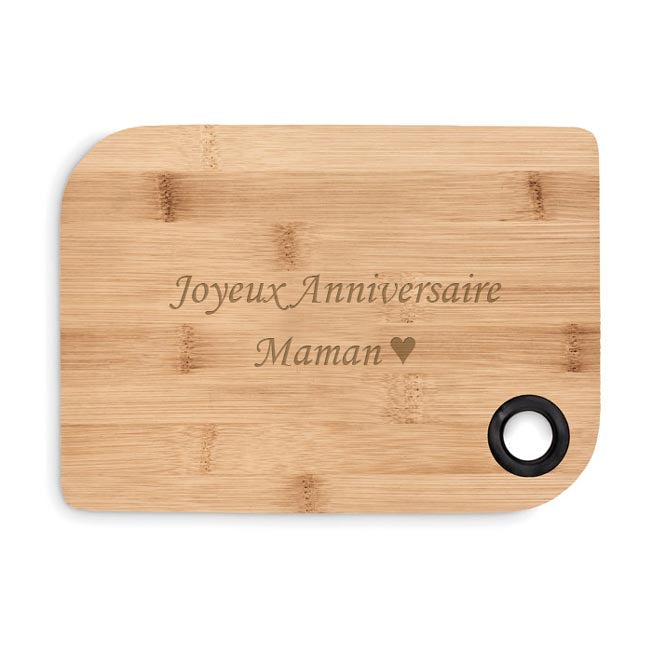 Planche à découper en bambou personnalisée, gravée avec le message « Joyeux Anniversaire Maman  », idéale comme cadeau personnalisé.