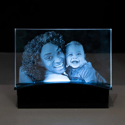 Plaque photo horizontale en verre avec gravure 2D d'une maman et son bébé, sublimée par un éclairage LED bleu, idéale pour un cadeau de naissance personnalisé.