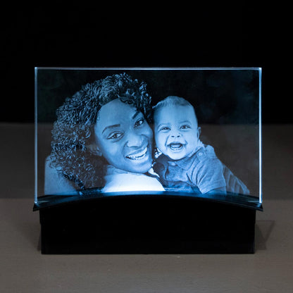 Plaque photo horizontale en verre avec gravure 2D d'une maman et son bébé, sublimée par un éclairage LED bleu, idéale pour un cadeau de naissance personnalisé.