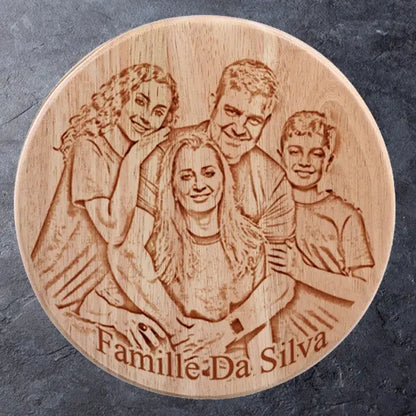 Plateau à fromages gravé avec photo de famille personnalisée et le texte "Famille Da Silva", avec compartiment à ustensiles.