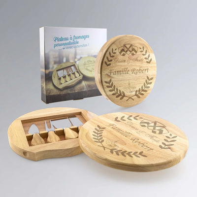 Plateau à fromages en bois avec ustensiles, gravure couronne de lauriers "Famille Robert", personnalisable avec votre propre texte pour un cadeau convivial autour du vin et du fromage.
