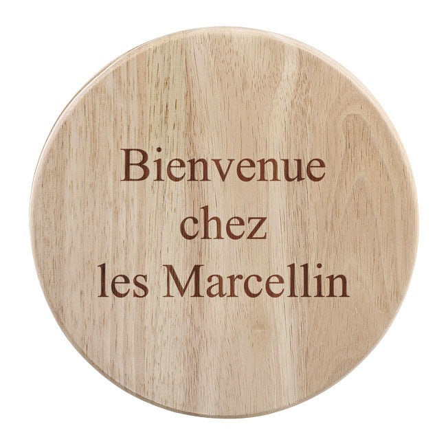 Plateau à fromages personnalisé en bois avec couteaux, gravé du message « Bienvenue chez les Marcellin », idéal pour les amateurs de fromage, vin et apéritifs.