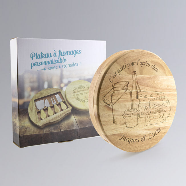 Plateau à fromages en bois personnalisable avec ustensiles, décor gravé de produits laitiers et texte "Jacques & Lucie", idéal pour l'apéritif.
