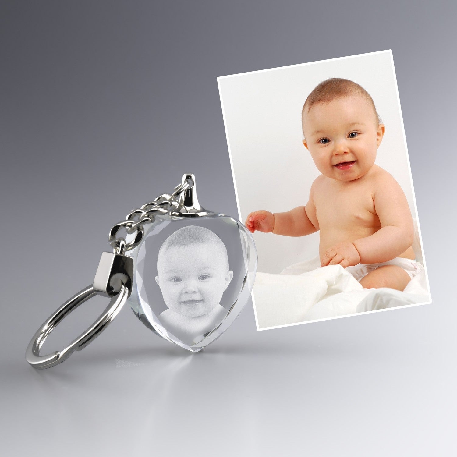 Porte-clés en forme de cœur avec gravure 2D d’un bébé, un souvenir attendrissant à personnaliser pour un cadeau rempli de tendresse.