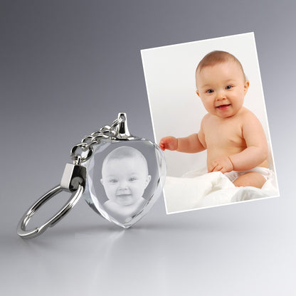 Porte-clés en forme de cœur avec gravure 2D d’un bébé, un souvenir attendrissant à personnaliser pour un cadeau rempli de tendresse.