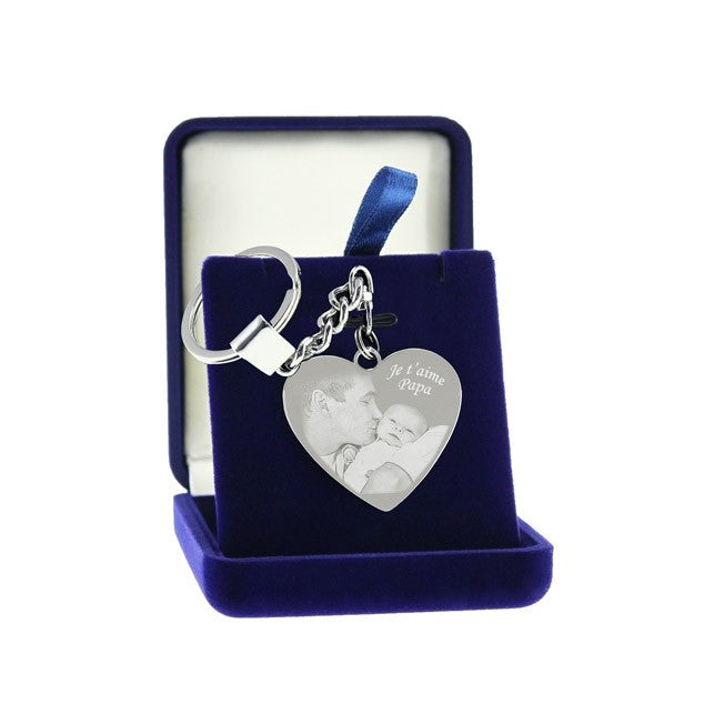Porte-clés cœur personnalisé avec une photo père-bébé et message gravé, livré dans un coffret velours. Un cadeau personnalisé émouvant pour la fête des pères.