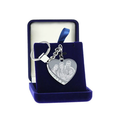 Porte-clés personnalisé en forme de cœur avec photo de famille gravée et strass décoratifs, présenté dans un bel écrin. Un souvenir unique à offrir avec amour.