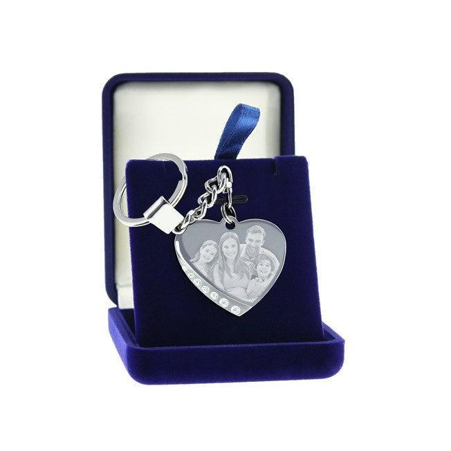 Porte-clés personnalisé en forme de cœur avec photo de famille gravée et strass décoratifs, présenté dans un bel écrin. Un souvenir unique à offrir avec amour.