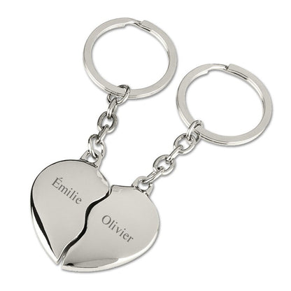 Porte-clés cœur argenté en deux moitiés distinctes avec les prénoms "Émilie" et "Olivier", gravés en finesse sur métal poli pour un cadeau unique et sentimental.