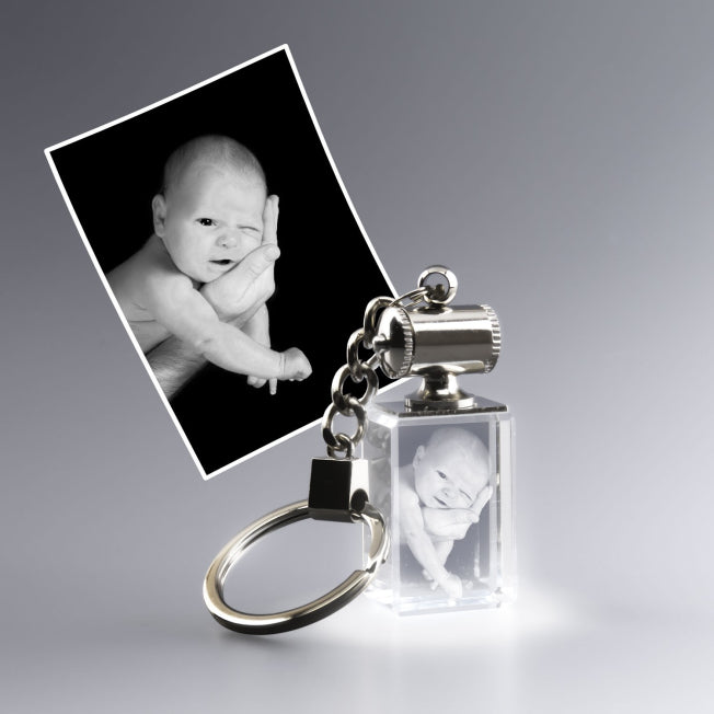 Gravure 2D sur porte-clés en verre avec lumière blanche. Idéal pour sublimer un souvenir précieux à offrir.