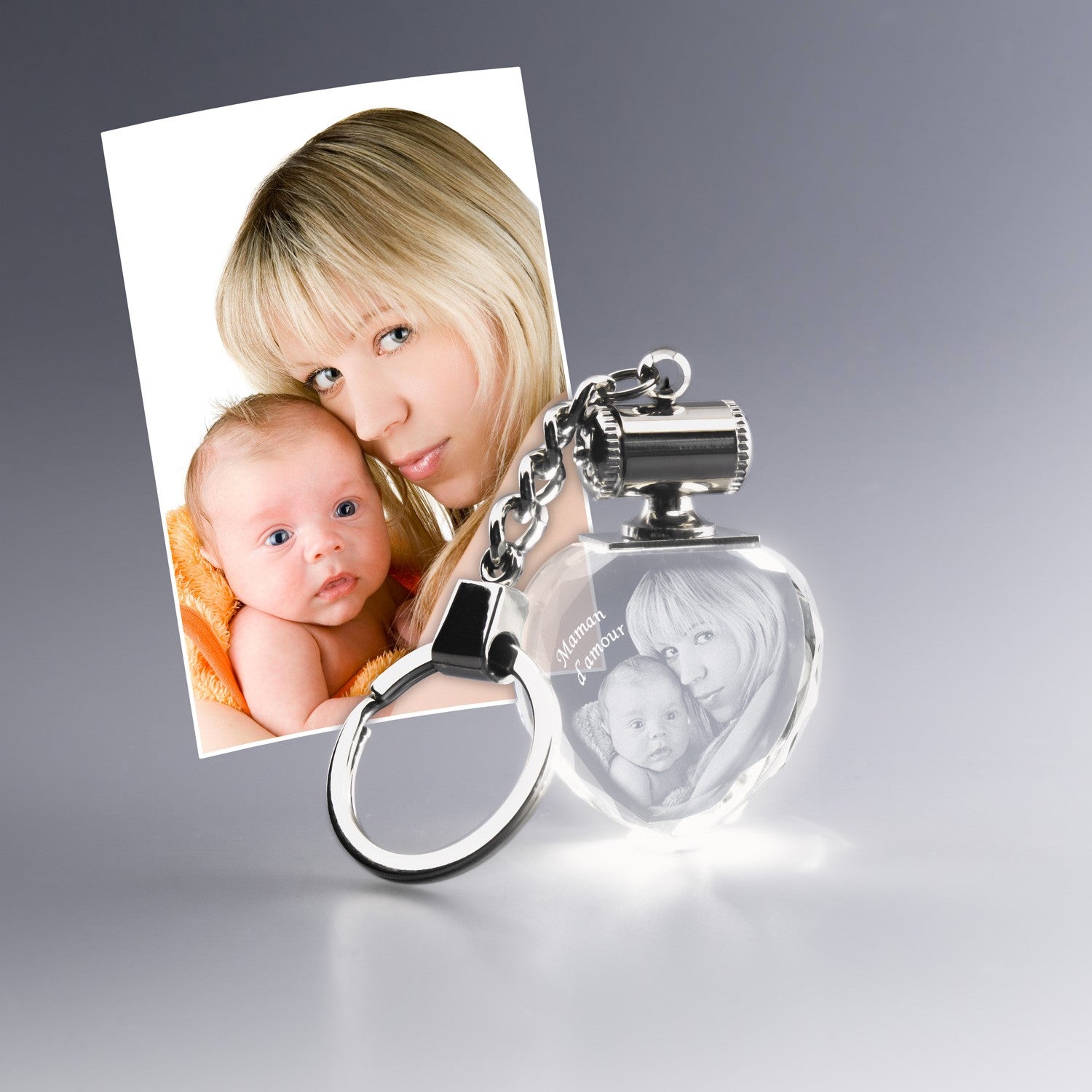 Porte-clés lumineux en forme de cœur avec gravure photo 2D. Un cadeau personnalisé touchant pour célébrer l’amour maternel et garder bébé tout près.