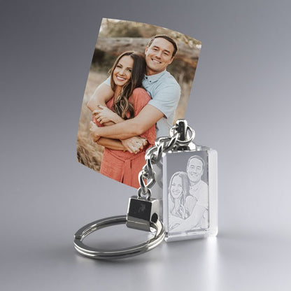 Porte-clés rectangulaire en verre avec gravure 2D d’un couple. Une idée de cadeau personnalisée pour emporter avec soi un moment précieux et symbolique.
