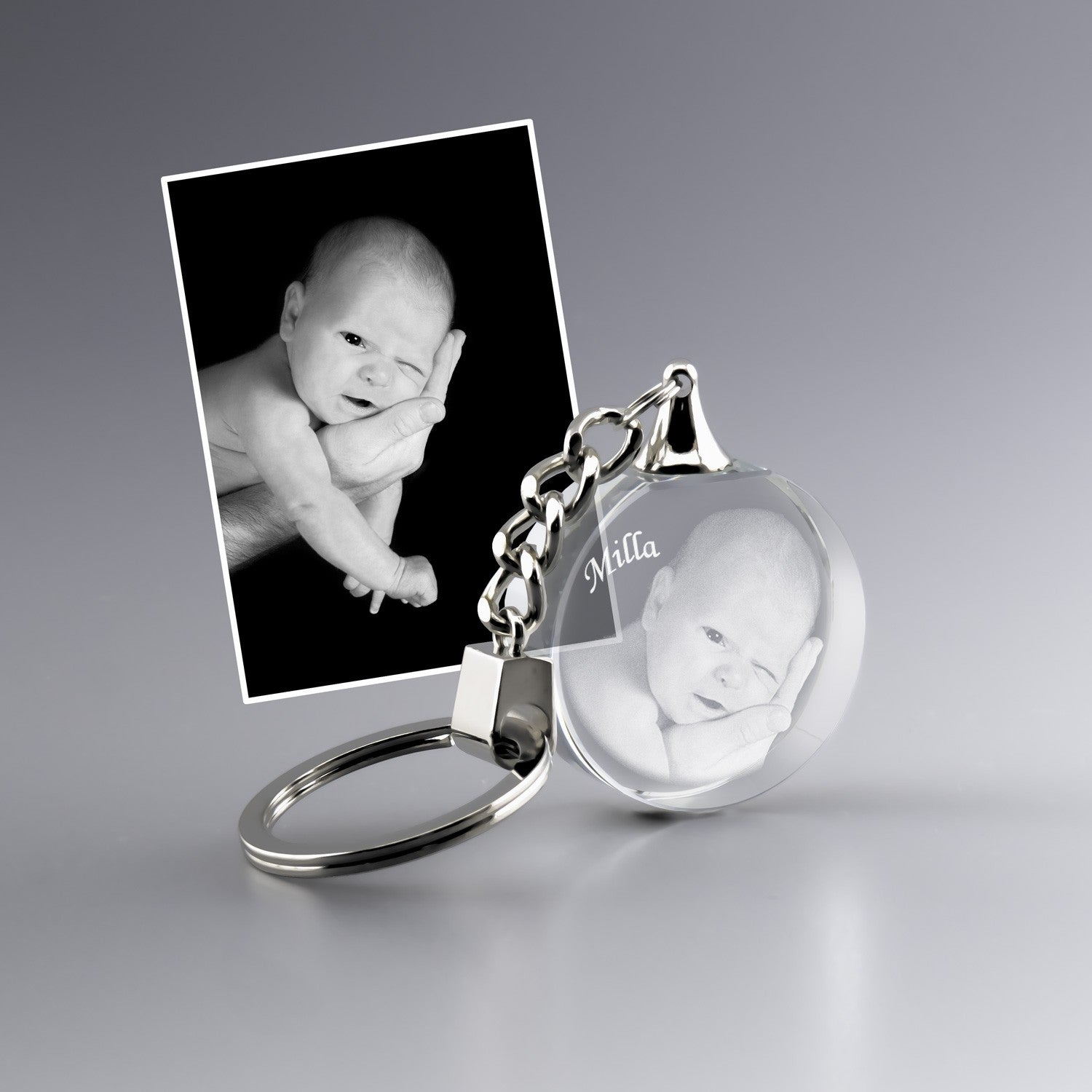 Porte-clés rond en verre avec gravure 2D personnalisée d’un bébé. Cadeau personnalisé émouvant à partir d’une photo, idéal pour une naissance.