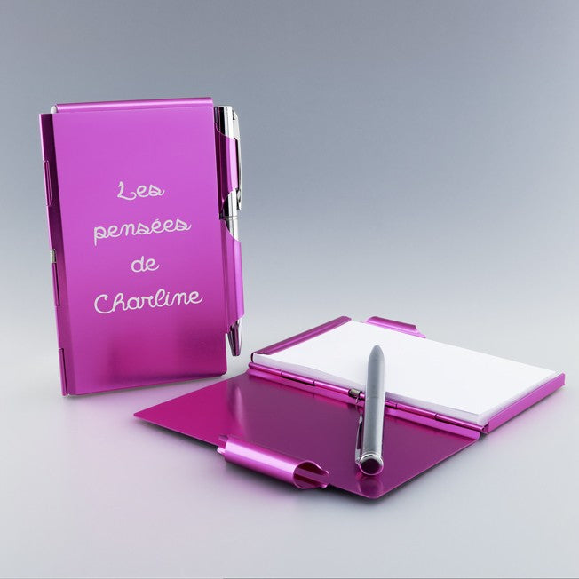 Bloc-notes en métal rose personnalisable avec stylo argent, gravé « Les pensées de Charline », parfait comme cadeau personnalisé.