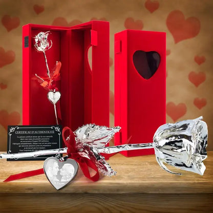 Offrez une rose en argent personnalisée avec photo et message sur médaillon, idéale pour un anniversaire, des noces d’argent ou la Saint-Valentin.