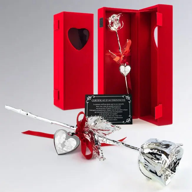 Rose éternelle personnalisable en argent avec photo et texte, livrée dans un écrin rouge avec certificat – un cadeau d'amour unique, élégant et durable.
