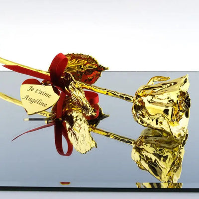 Miroir et reflets pour cette rose plaquée or 24 carats gravée. Chaque détail sublime un message d’amour éternel à offrir.