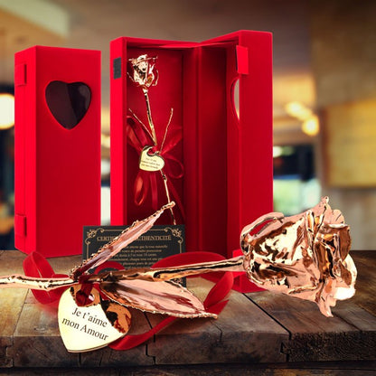 Rose éternelle en or rose 18 carats gravée avec « Je t’aime mon Amour », symbole de passion. Cadeau unique à offrir en coffret rouge de luxe.