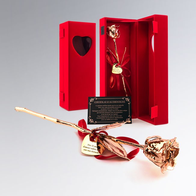Rose en or rose 18 carats personnalisée avec texte gravé, livrée dans un écrin rouge velours avec certificat. Cadeau d’amour, mariage ou anniversaire.