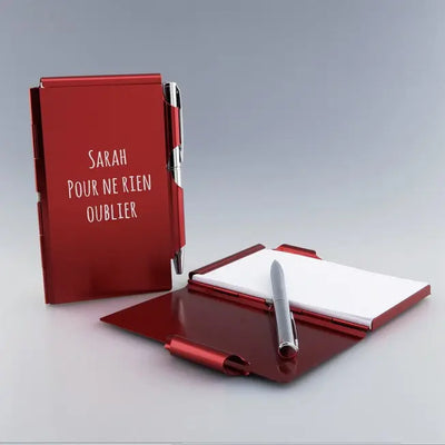 Bloc-notes en métal rouge personnalisable avec stylo argent, gravé « Sarah pour ne rien oublier », parfait comme cadeau personnalisé élégant.