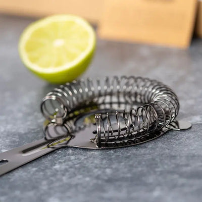 Filtre à cocktail en acier inox brillant, idéal pour compléter un kit personnalisé. Accessoire élégant à offrir avec un shaker gravé.