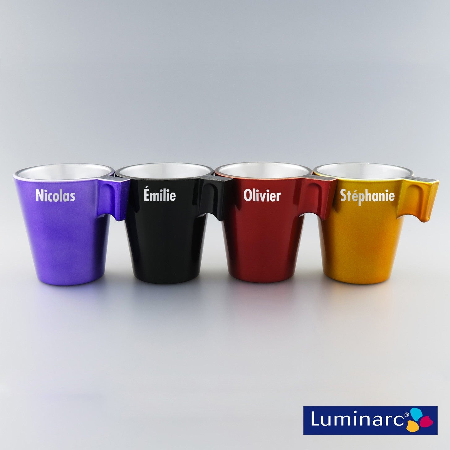 Quatre tasses expresso en verre Luminarc personnalisées aux prénoms Nicolas, Émilie, Olivier et Stéphanie, en finition brillante.