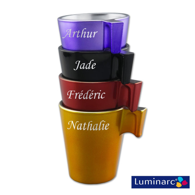 Tasses empilées Luminarc en verre coloré avec prénoms Arthur, Jade, Frédéric et Nathalie gravés, illustrant une idée cadeau originale.