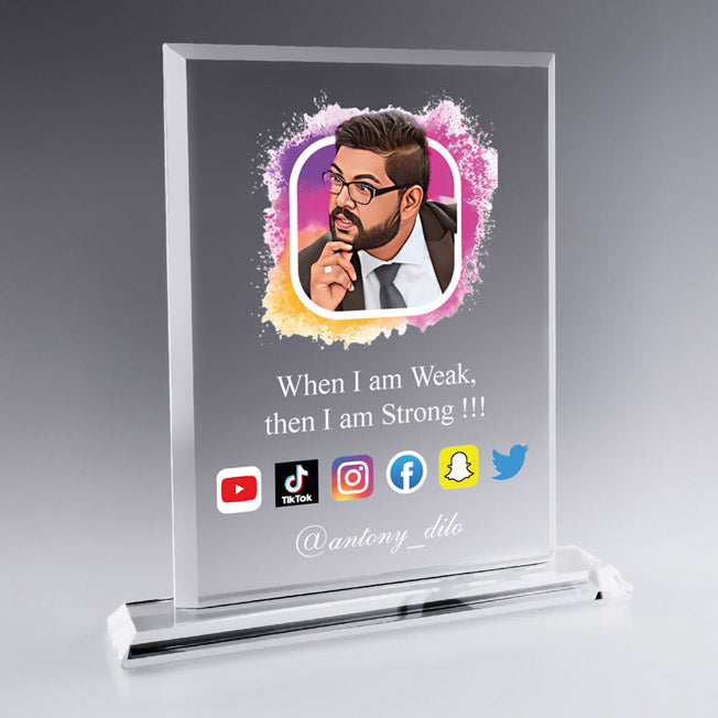 Trophée Social Media gravé avec photo, citation inspirante et logos réseaux sociaux. Cadeau original pour influenceur, créateur ou community manager.