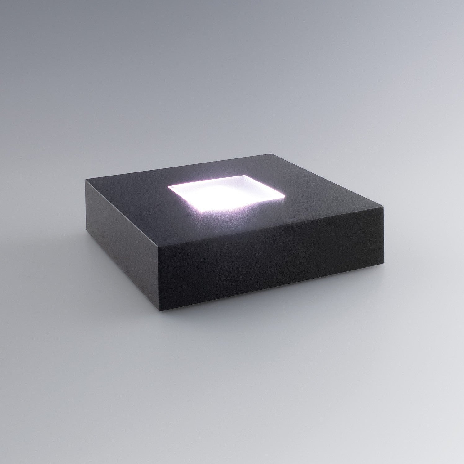 Socle Carré Éteint Lumière Blanche – Socle lumineux carré à LED blanche, éteint, prêt à accueillir un bloc gravé pour une mise en valeur sobre et moderne.