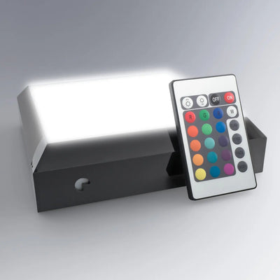 Le socle lumineux carré est présenté avec sa télécommande multicolore, permettant de choisir l’éclairage parfait pour sublimer un bloc en verre personnalisé.
