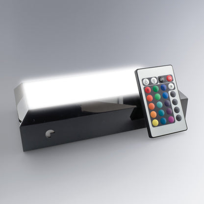 Socle lumineux rectangle interactif allumé en blanc vif avec télécommande. Idéal pour les vitrines ou présentations, il valorise parfaitement tout bloc en verre.