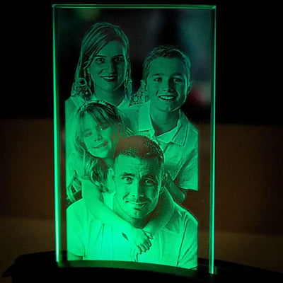 Plaque gravée en verre avec une photo de famille, sublimée par un socle lumineux tunnel à LED vert qui rehausse chaque détail de la gravure.