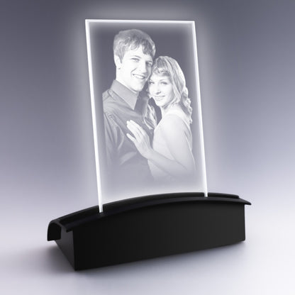 Portrait de couple gravé dans une plaque en verre, posé sur un socle tunnel à LED blanc offrant une lumière pure et raffinée pour sublimer la photo.