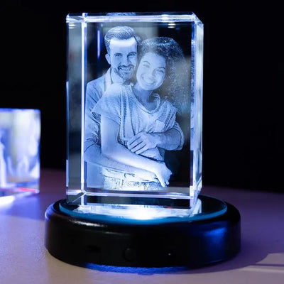 Un couple est gravé en 3D dans un bloc de verre vertical, éclairé par un socle LED. Ce cadeau personnalisé immortalise l’amour avec une gravure lumineuse et élégante.