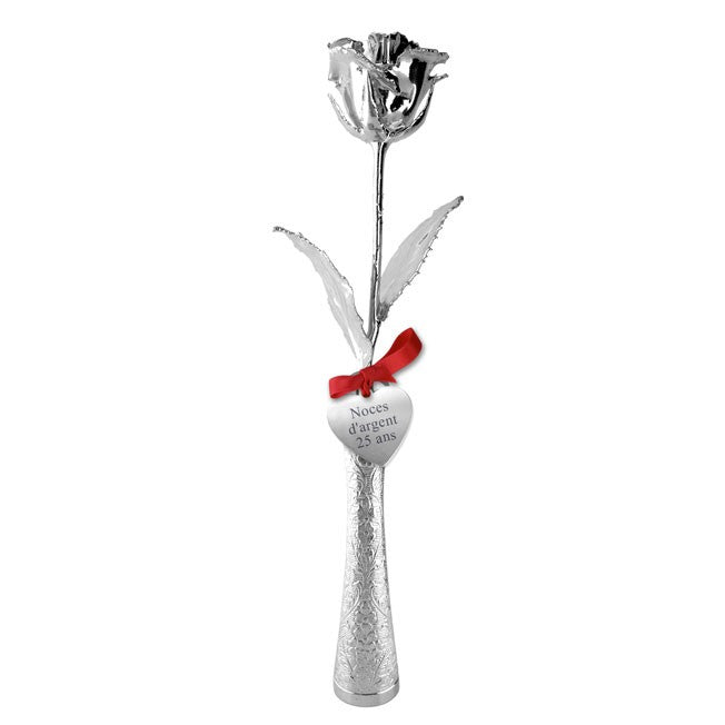 Rose éternelle argentée personnalisée avec texte gravé, posée dans un soliflore argenté raffiné.