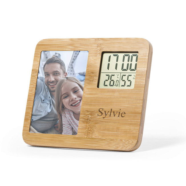 Offrez une station météo unique avec cadre photo et texte gravé au laser sur bambou. Un objet pratique, écolo et sentimental.
