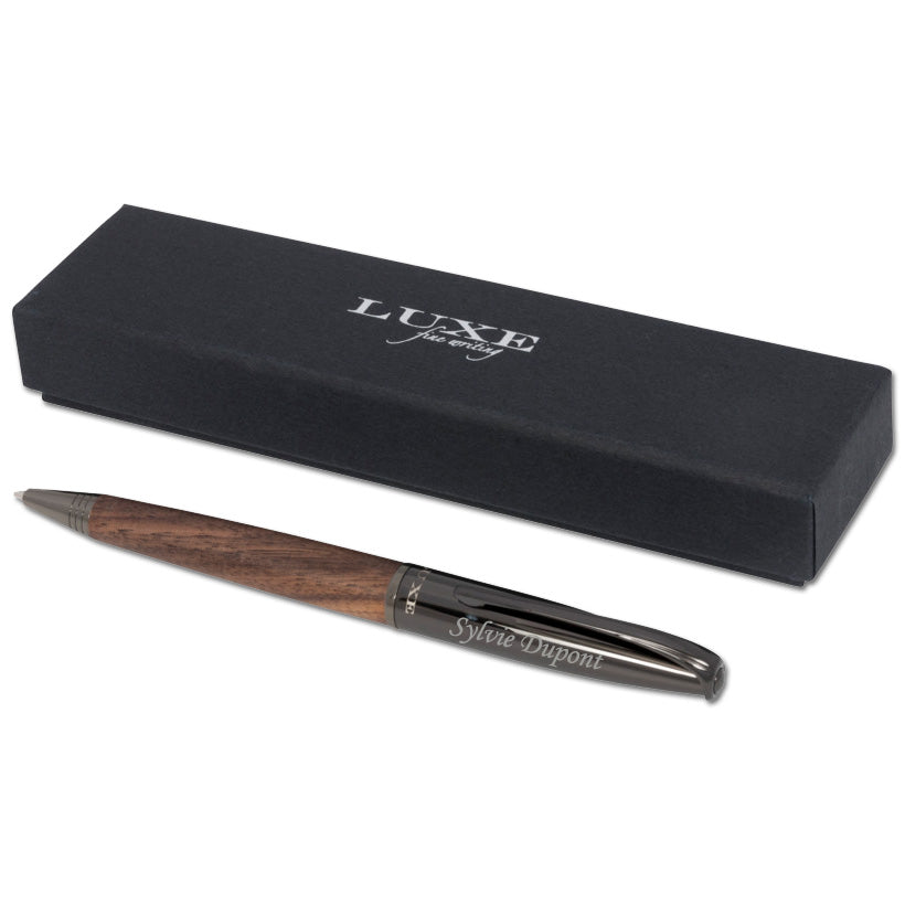 Stylo à bille avec corps en bois loure personnalisable, gravé avec prénom ou logo, parfait comme cadeau personnalisé élégant.